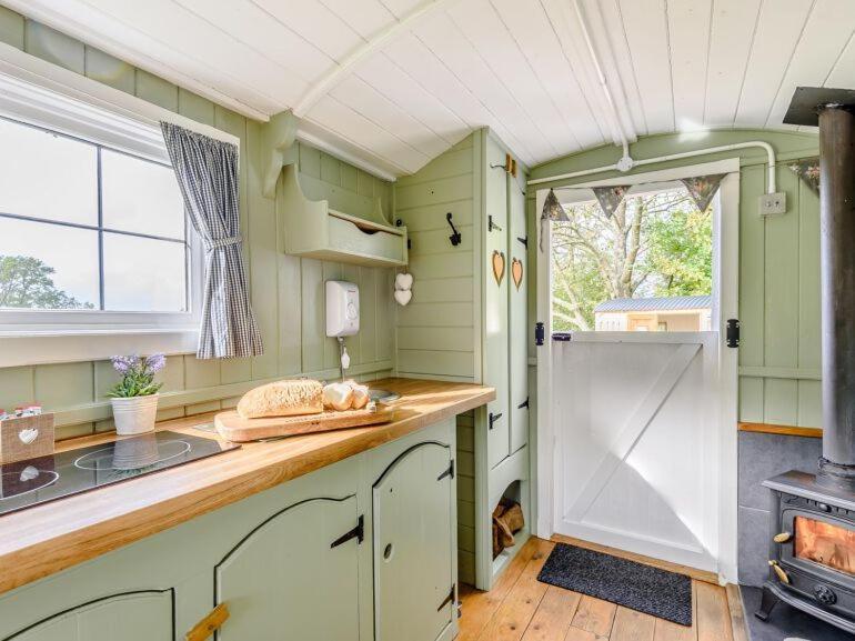 Ewe Retreat Shepherds Hut Hereford Exteriör bild